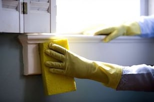 window-cleaning-in-protective-rubber-gloves-washing-windows-725x483